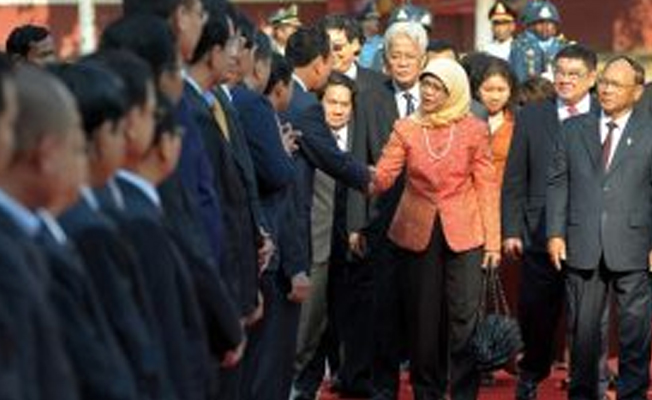 Singapur’un ilk kadın devlet başkanı seçimler olmadan göreve geldi
