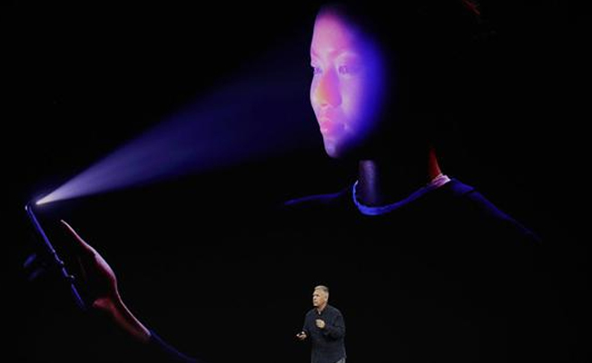 Apple, iPhone'un tanıtımında 'utanç verici' anlar için personelini suçladı
