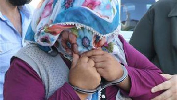 Anne öz kızlarına fuhuş yaptırmaktan tutuklandı