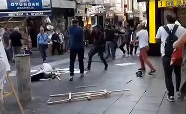 Kadıköy'de Bilimsel ve Laik Eğitim Hareketi'nin standına sopalı saldırı