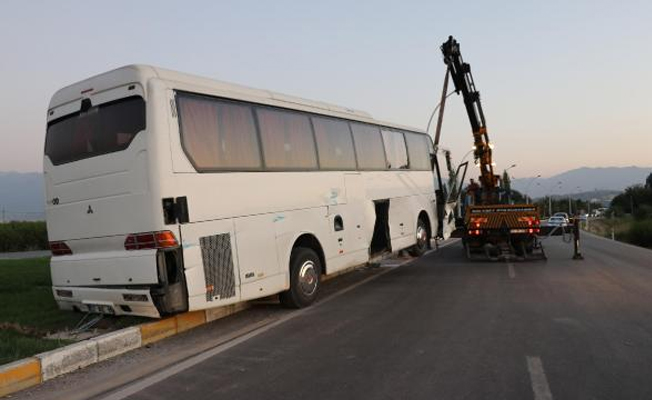 Traktörle tur otobüsü çarpıştı: 2 yaralı