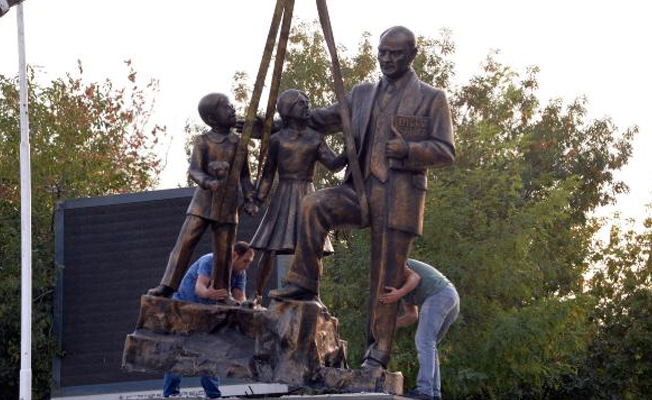 Diyarbakır'da tahrip edilen Atatürk Anıtı, onarılarak yerine konuldu