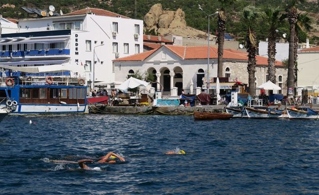 Karaburun’dan Foça’ya yüzdüler
