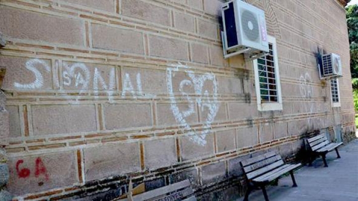Tarihi duvarlar 'aşk defterine' döndü