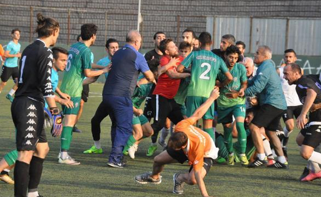 Hazırlık maçında oyuncular tekme tokat birbirine girdi