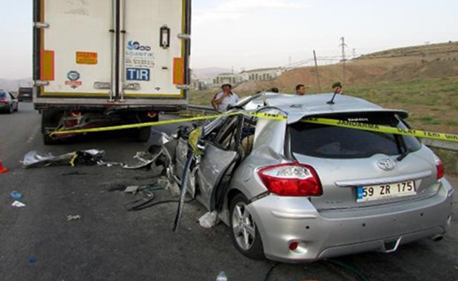 Afyonkarahisar'da TIR otomobille çarpıştı: 2 ölü