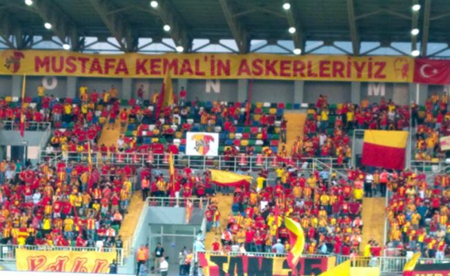'Mustafa Kemal'in askerleriyiz' pankartını kaldırdılar
