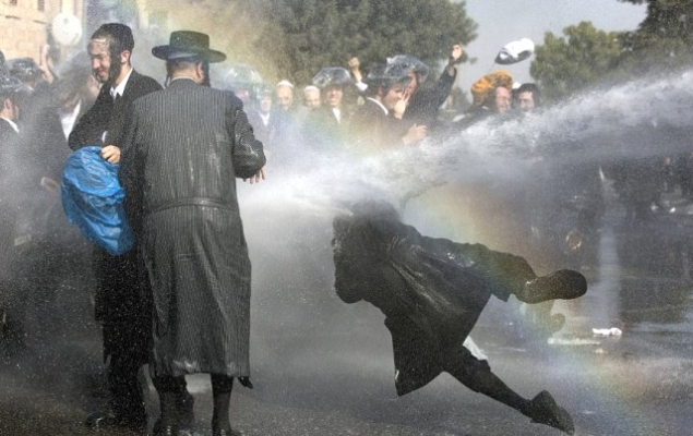 Askere gitmek istemeyen Yahudilerle polis arasında çatışma çıktı!