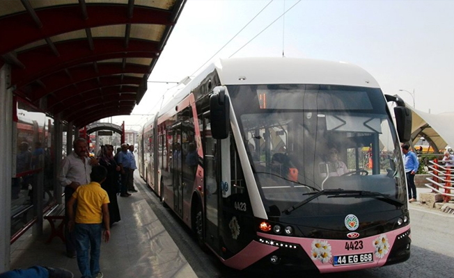Sadece kadınların kullanacağı 'pembe trambüs' dönemi başladı