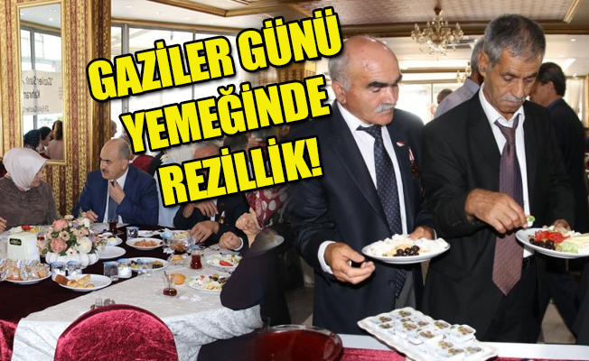 Protokole garsonlu, gazilere self servis