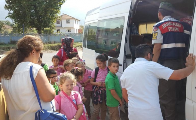 Servisler bildiğimiz gibi: 17 kişilik servise 32 kişi!