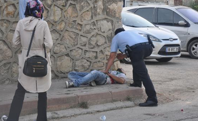 Kız arkadaşının gözü önünde harakiri yaptı!