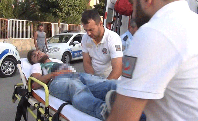 21 yaşındaki genç, kıskançlık krizine girerek sokak ortasında 'harakiri' yaptı