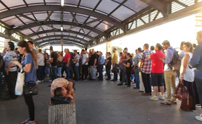 İstanbulluların metrobüs çilesi... İlk duraktan sıraya girmeyle başlıyor