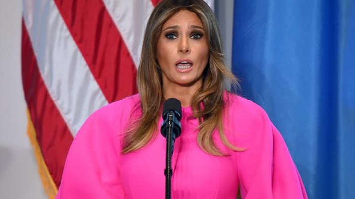 Melania Trump bu elbiseyle sosyal medyanın diline düştü