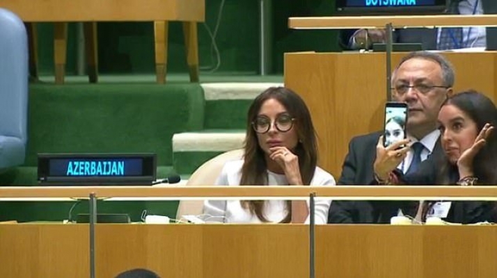 Aliyev’in kızına komik suratlı selfie tepkisi