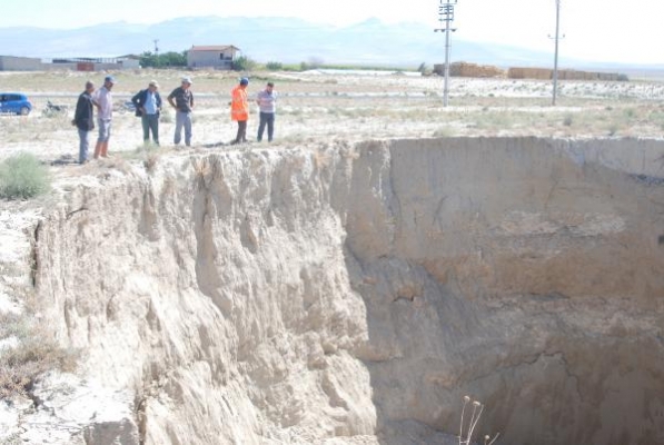 Karapınar'da 40 metre çapında dev obruk oluştu