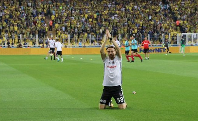 Caner Erkin, taraftarın önünde 'diz çöktü!'