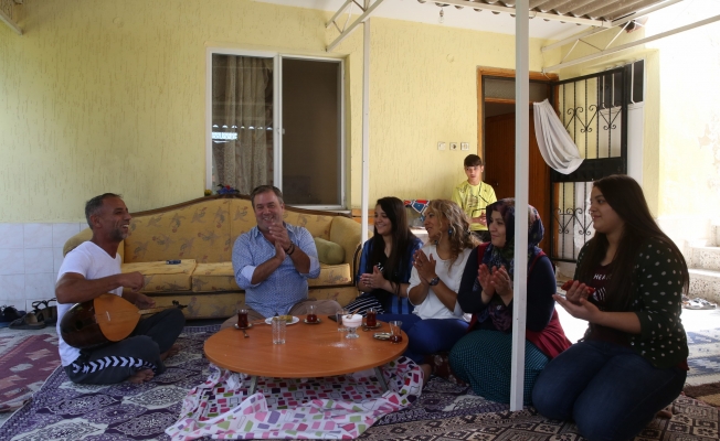 Piriştina'nın çat kapı ziyaretine türkülü teşekkür