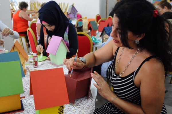 Suriyeli kadınlardan rengarenk kuş yuvaları