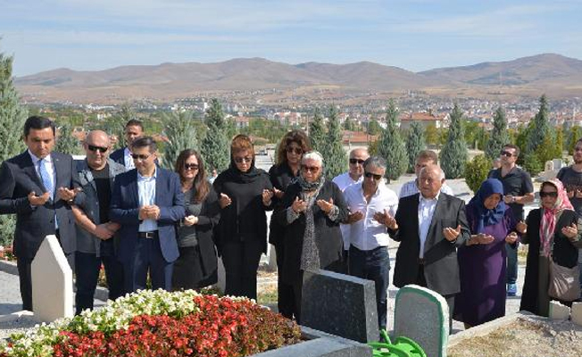 Neşet Ertaş, kabri başında anıldı