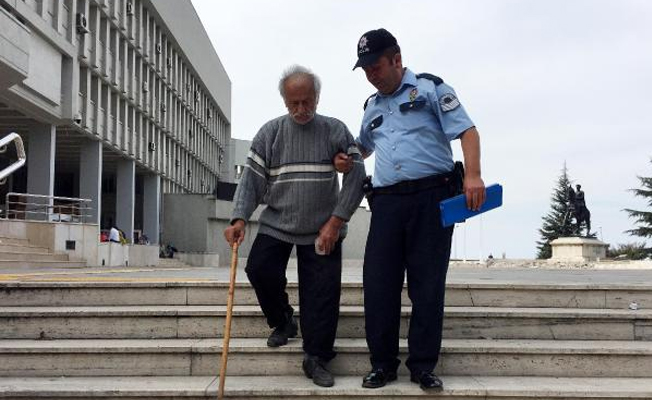 Elinde 20 bin lira ile gezen yaşlı adama polis koruması