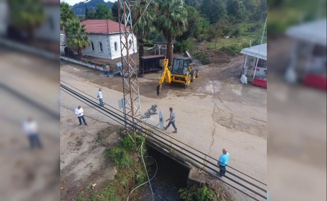 Arhavi’de sel gitti, çamur kaldı