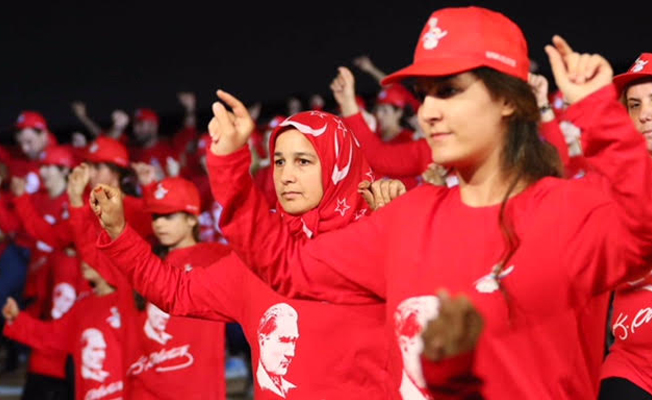 İzmir'de 'kalpaklı Atatürk' sürprizi