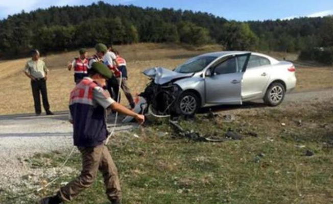 Eski belediye başkanı ve eşi kazada yaşamını yitirdi