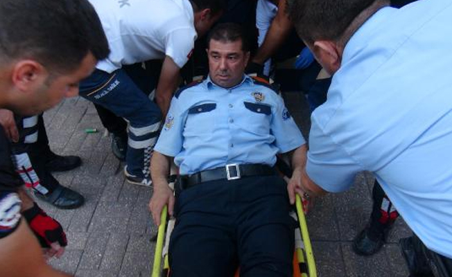 Silahlı kavgaya müdahale eden polis kendini vurdu