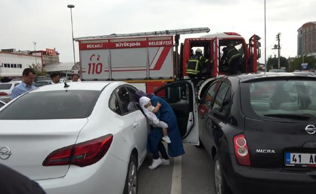 Otomobilde mahsur kalan bebek, cam kırılarak kurtarıldı