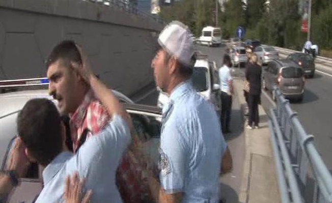 Kaza yapan aracını gören taksi sahibi ortalığı birbirine kattı