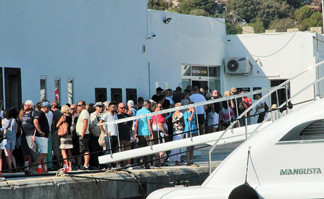 Ege’de tekne krizi turistleri isyan ettirdi
