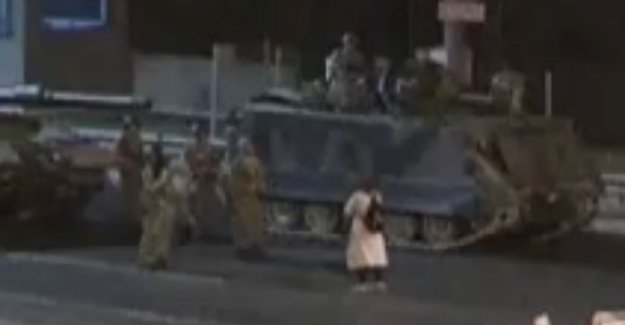 Köprüde darbecilere tek başına direnen kadın