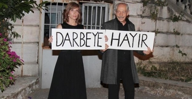 Genco Erkal'dan sahnede 'Darbeye Hayır' pankartı