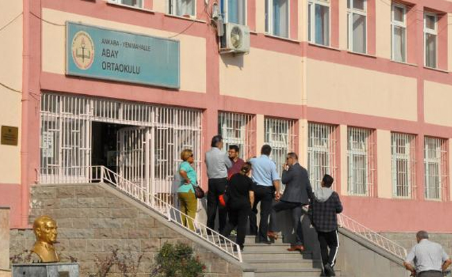 Okula giren hırsızlar kantinde çikolata yiyip çıktı