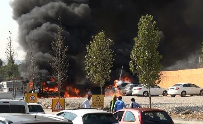 Ankara'da park halindeki 6 araç alev alıp yandı