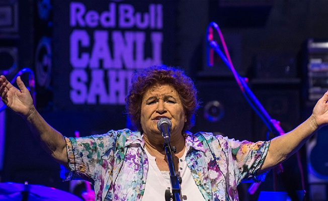 Selda Bağcan, konserde Gezi’de yaşamını yitirenleri andı!