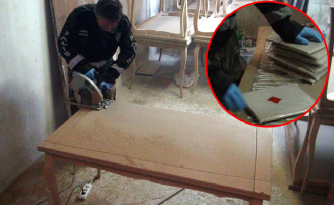 Polis ekipleri masalara saklanan uyuşturucuları tek tek çıkardı!