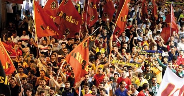 Taraftarlardan darbe girişimini protesto yürüyüşü