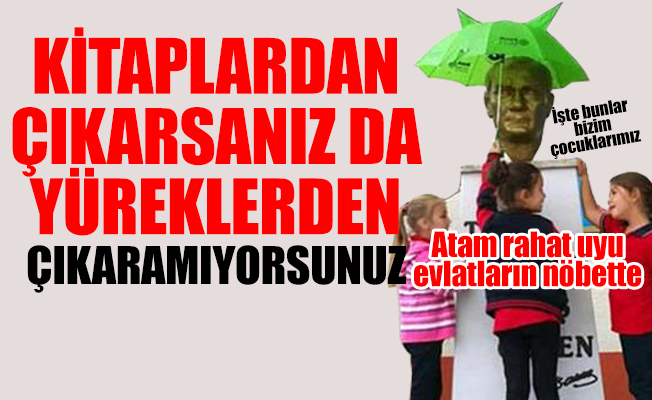Minikler ders verdi: Hep beraber Atatürk ıslanmasın diye şemsiye tuttuk, biraz ıslandık ama olsun, Atatürk ıslanmadı