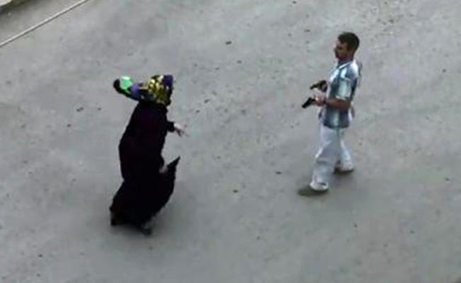 Silahlı şahsı gören adam kaçtı: Eşi tek başına mücadele verdi!