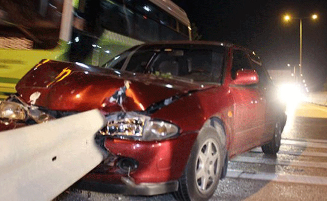 Otomobil bariyerlere saplandı: 3 yaralı