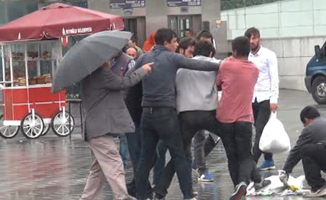 Taksim’de şemsiye satıcılarının meydan kavgası
