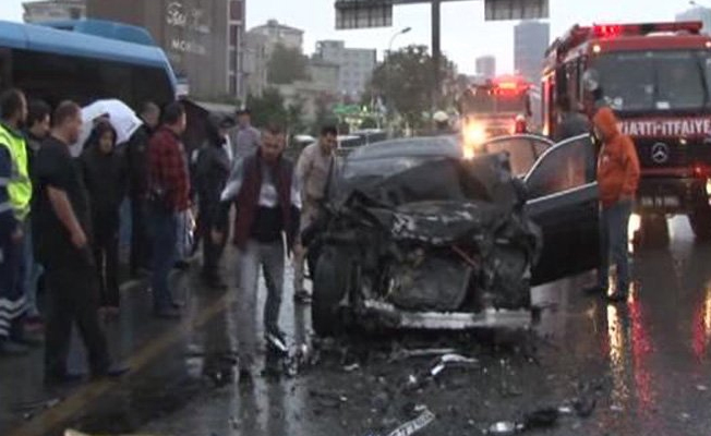 Kadıköy'de otomobil belediye otobüsüne arkadan çarptı