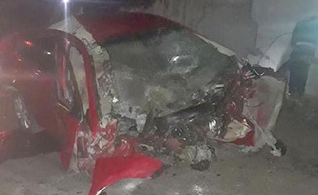Köprü inşaatına çarpan otomobil ikiye bölündü