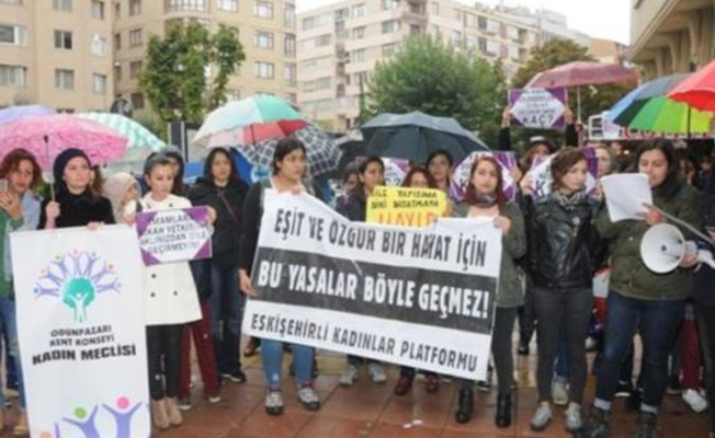 Yağmura aldırış etmeden, müftülere nikah kıyma yetkisini protesto ettiler!