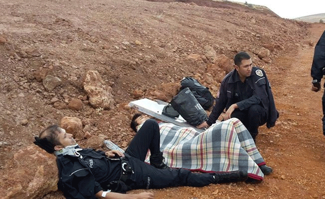 Polisleri taşıyan midibüs devrildi: 7 yaralı