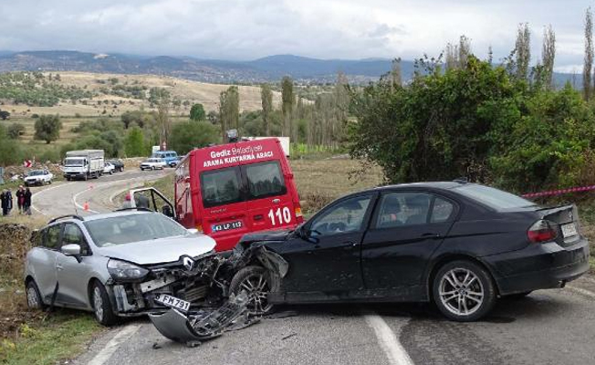 2 otomobil çarpıştı: 1 ölü 4 yaralı