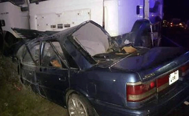 Otomobille kamyon kafa kafaya çarpıştı: 3 ölü!